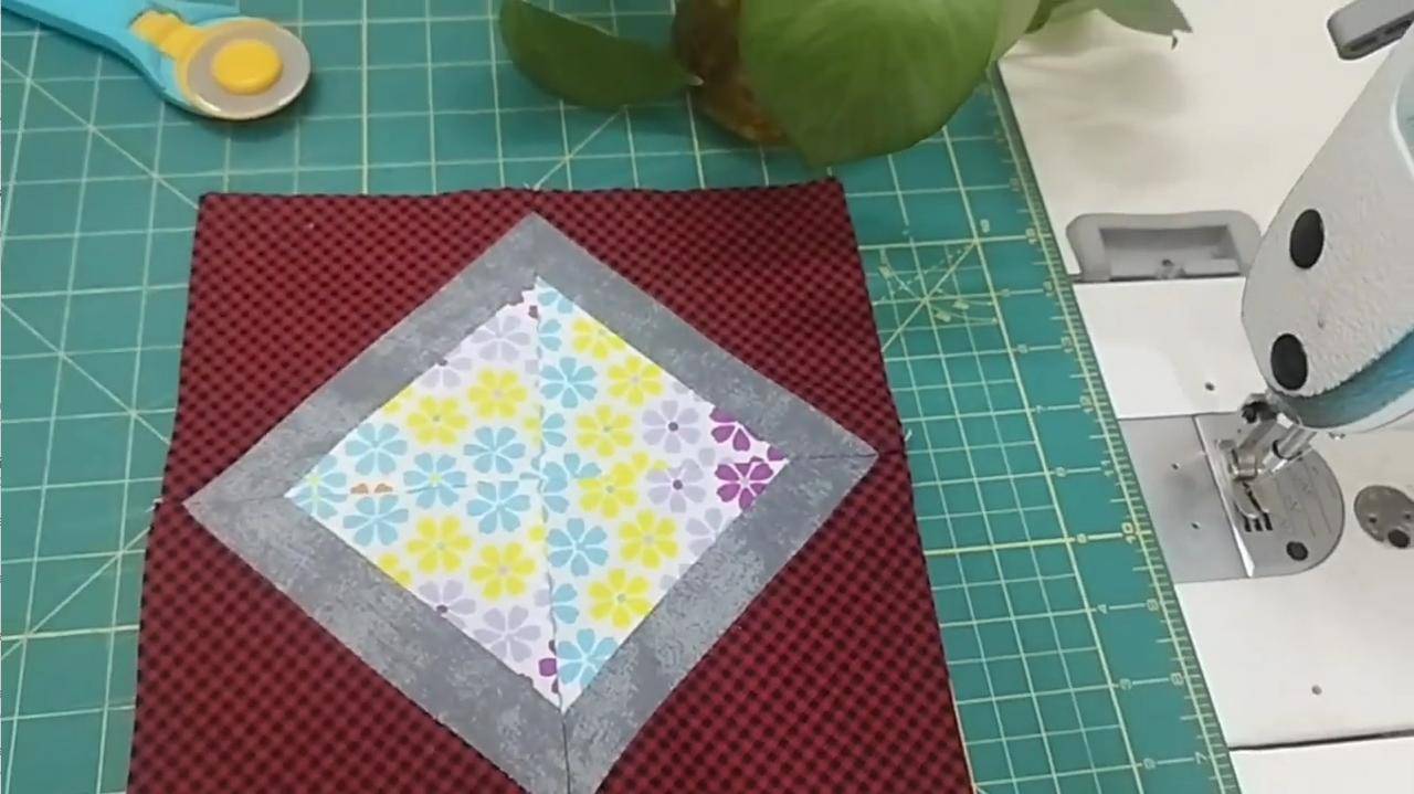 Простой лоскутный блок из квадратов для начинающих.