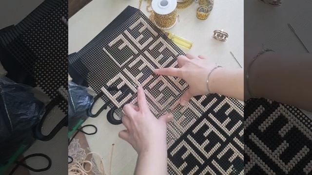 Сумка вышитая на пластиковой канве . Полипропиленовый шнур. Узор "ФЕНДИ" ,часть 2