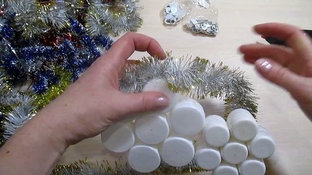 ИЗ КРЫШЕЧЕК ОТ БУТЫЛОК! ВЕСЕЛЫЙ СНЕГОВИК!!! ПОДЕЛКИ ИЗ МУСОРА!!! СВОИМИ РУКАМИ!!!