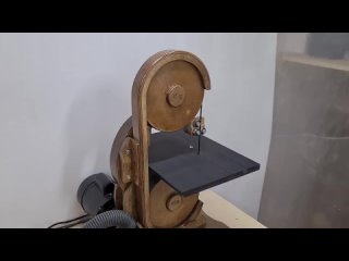 Ленточная пила с наклонной стойкой из дерева своими руками