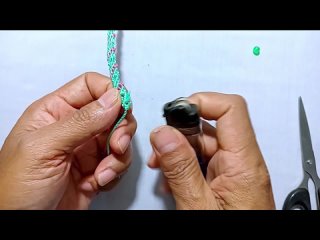 Как сплести браслет в технике макраме из цветного шнура