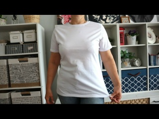 Просто взяла и отрезала рукава от футболки. Из спортивной майки — нежная блузка