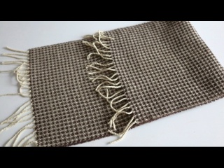 Нашла в шкафу старый шерстяной шарф. Выкидывать не стала, переделала в совершенно другую теплую вещь