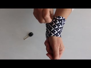 Подсмотрела эту идею на отдыхе в краснодарском крае. Отрезала от старой кофты рукав и пустила в дело