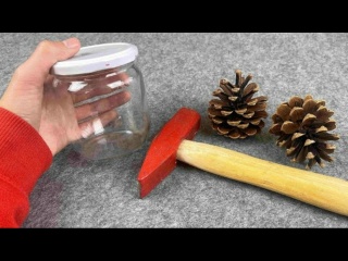 Идея для декора с сосновыми шишками и стеклянной банкой