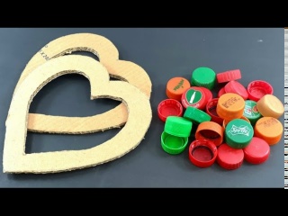 Идея для декора из картона и пластиковых крышек