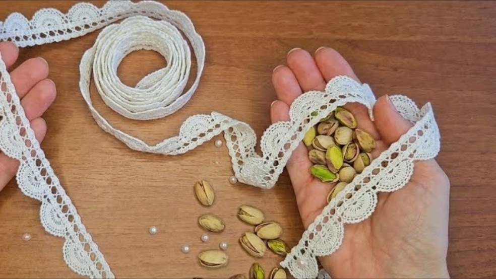 Поделка своими руками с использованием фисташковой скорлупы и кружевной ленты