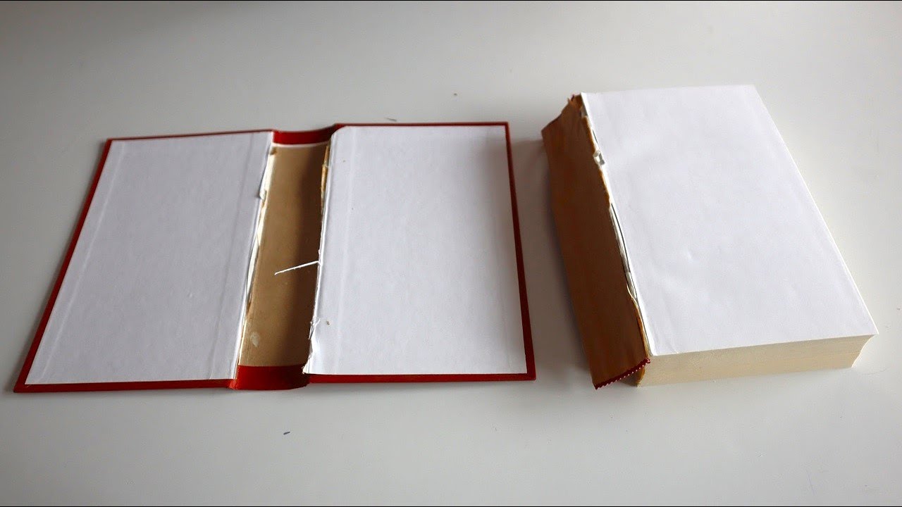 Старую, порванную книгу не выкинула. Взяла остатки обоев и сделала настоящую красоту