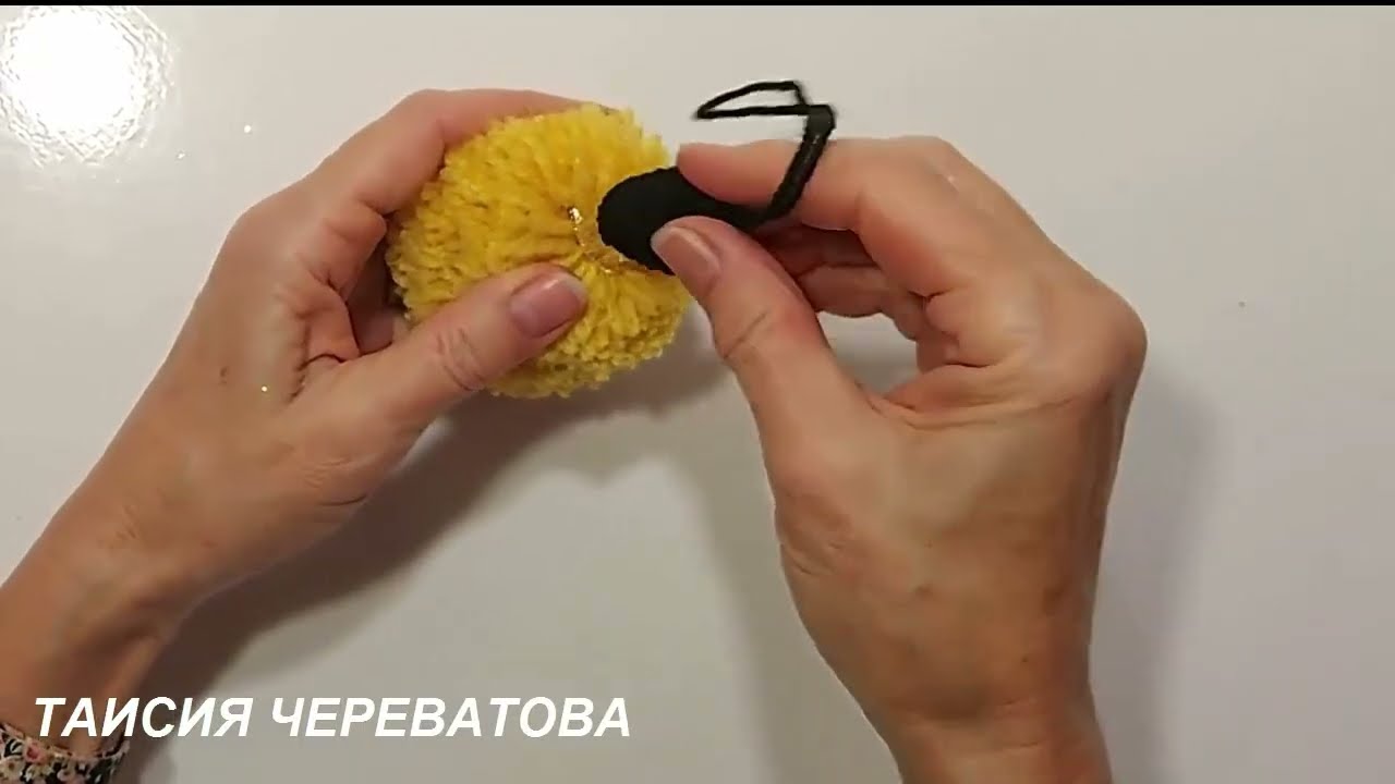 ЗАЛИВАЮ ГОРЯЧИМ КЛЕЕМ НИТКИ: ЖЁЛТЫЕ,ЧЁРНЫЕ. ВСЕ ИЩУТ ПОДОБНУЮ КРАСОТУ-БЕЗВЯЗАНИЯ.идеидекордома.пряжа